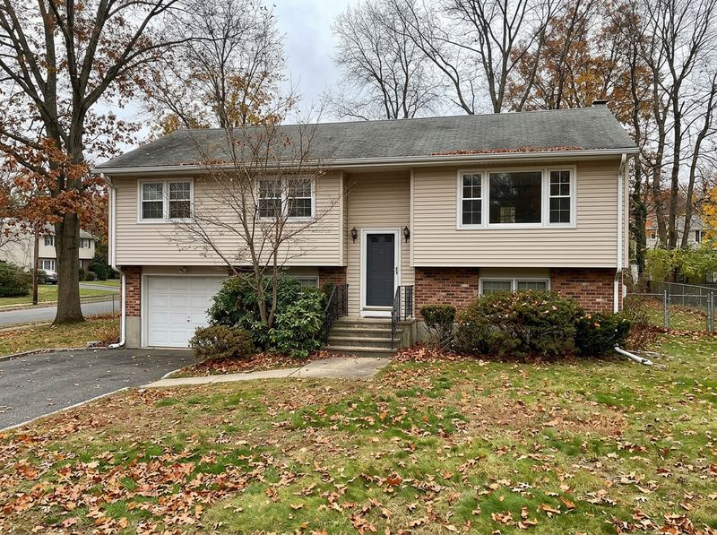 A Rockland County high ranch house in the fall with one gutter run across the front